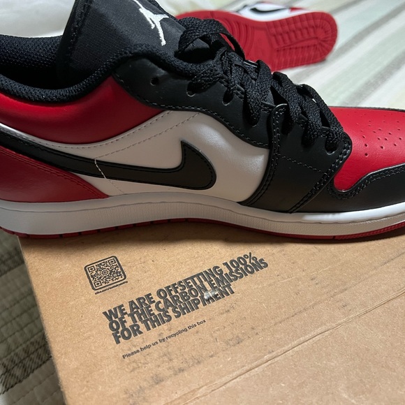 Size 10 - Jordan 1 Low Bred Toe 2021 - Picture 5 of 16